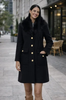 Zara csodaszép fekete 75% gyapjú tartalmú elegáns szövetkabát arany díszgombokkal levehető szörmével